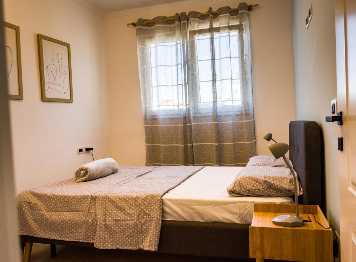 Bright Apartment Close To City Center 地拉那 外观 照片
