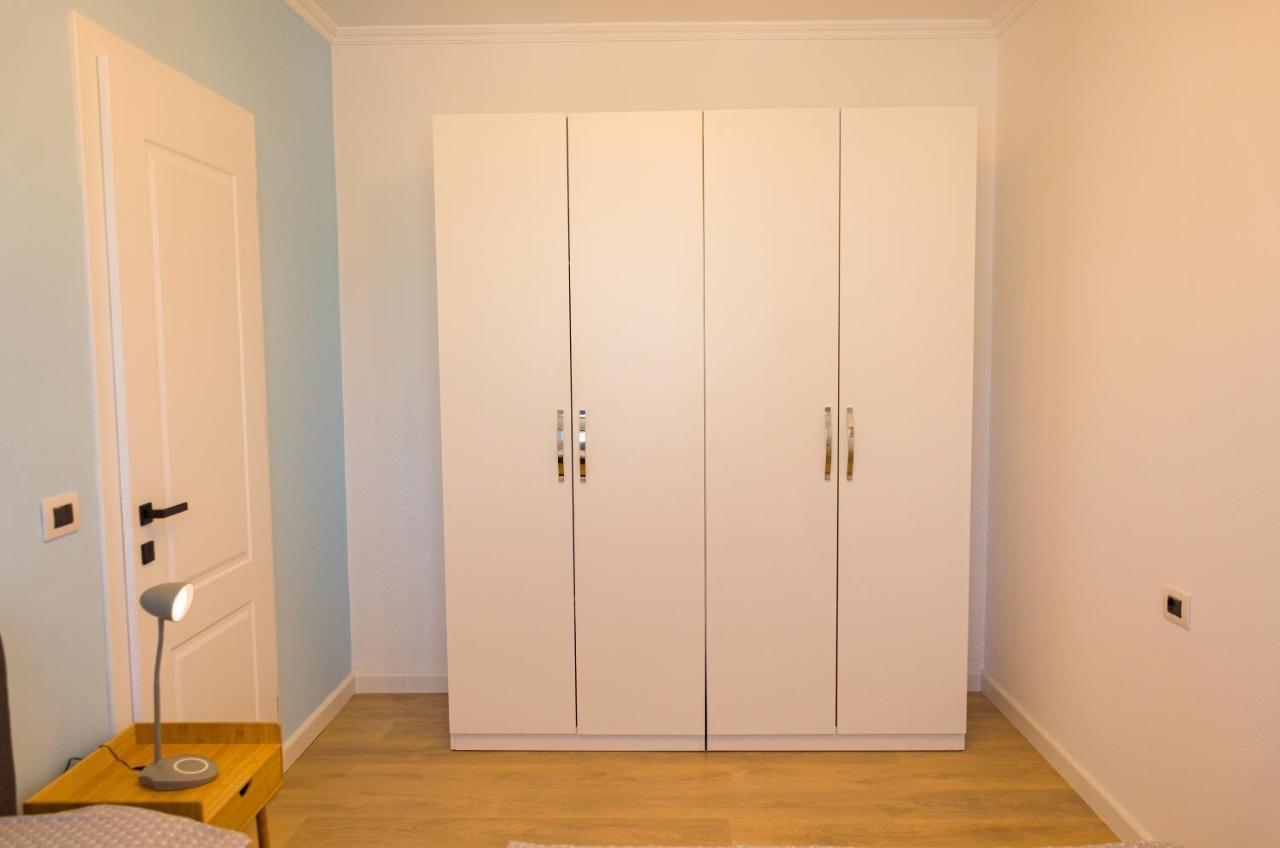 Bright Apartment Close To City Center 地拉那 外观 照片